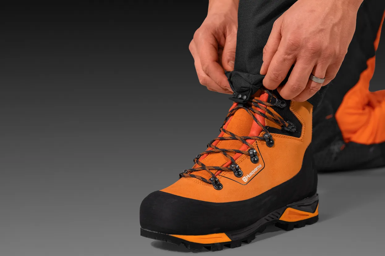 Attach the elastic boot hook on the outside of the cuff to your laces, to keep them tightly secured