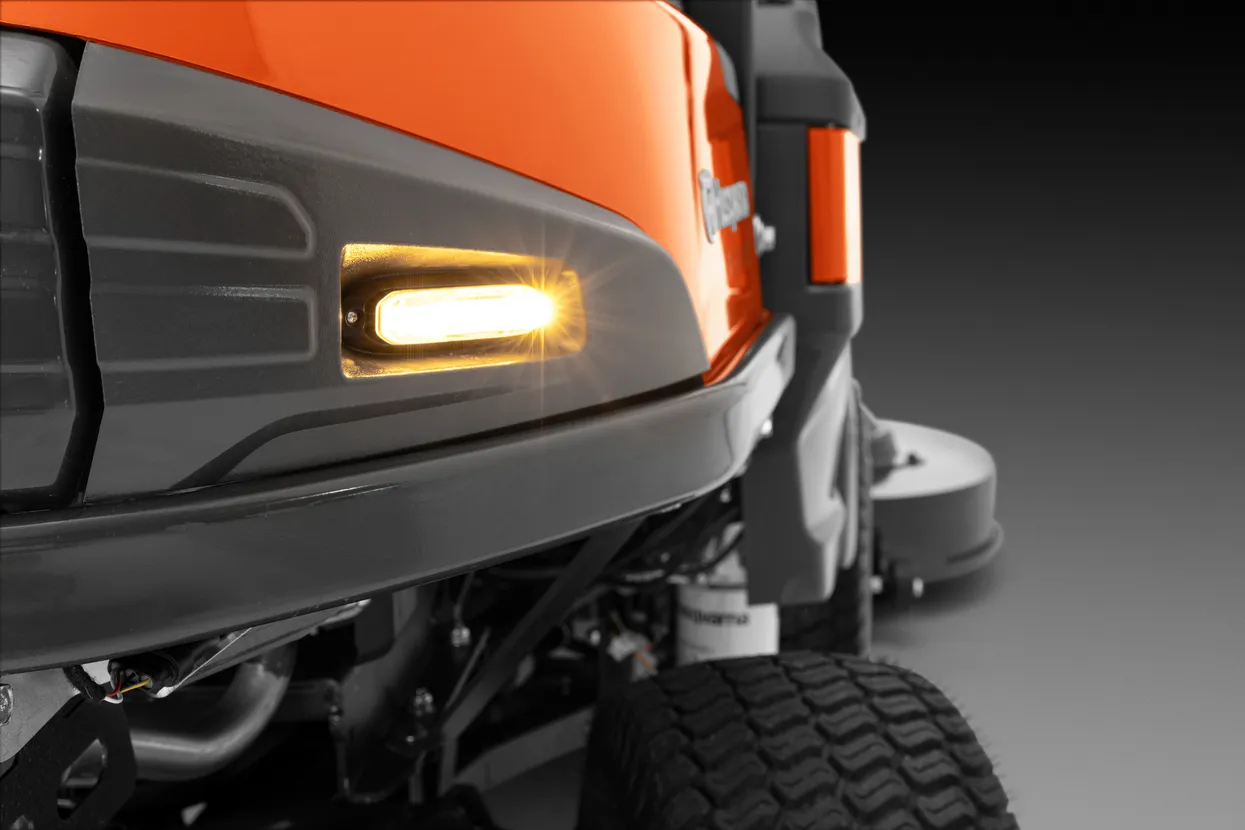 Integrated warning lights are positioned at the front and at the rear for 360° visibility and to make bystanders aware that the machine is in operation.