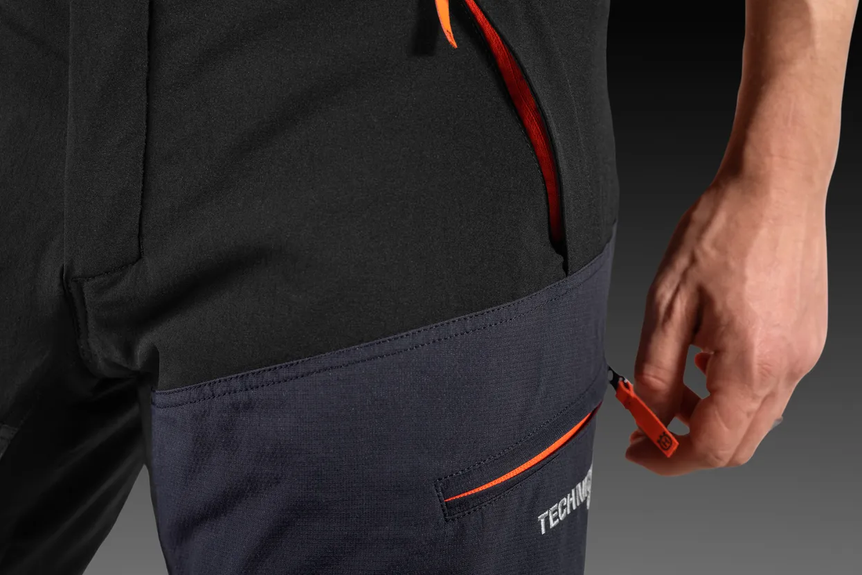 The front pockets are sealed to prevent sawdust from entering and damaging the zipper