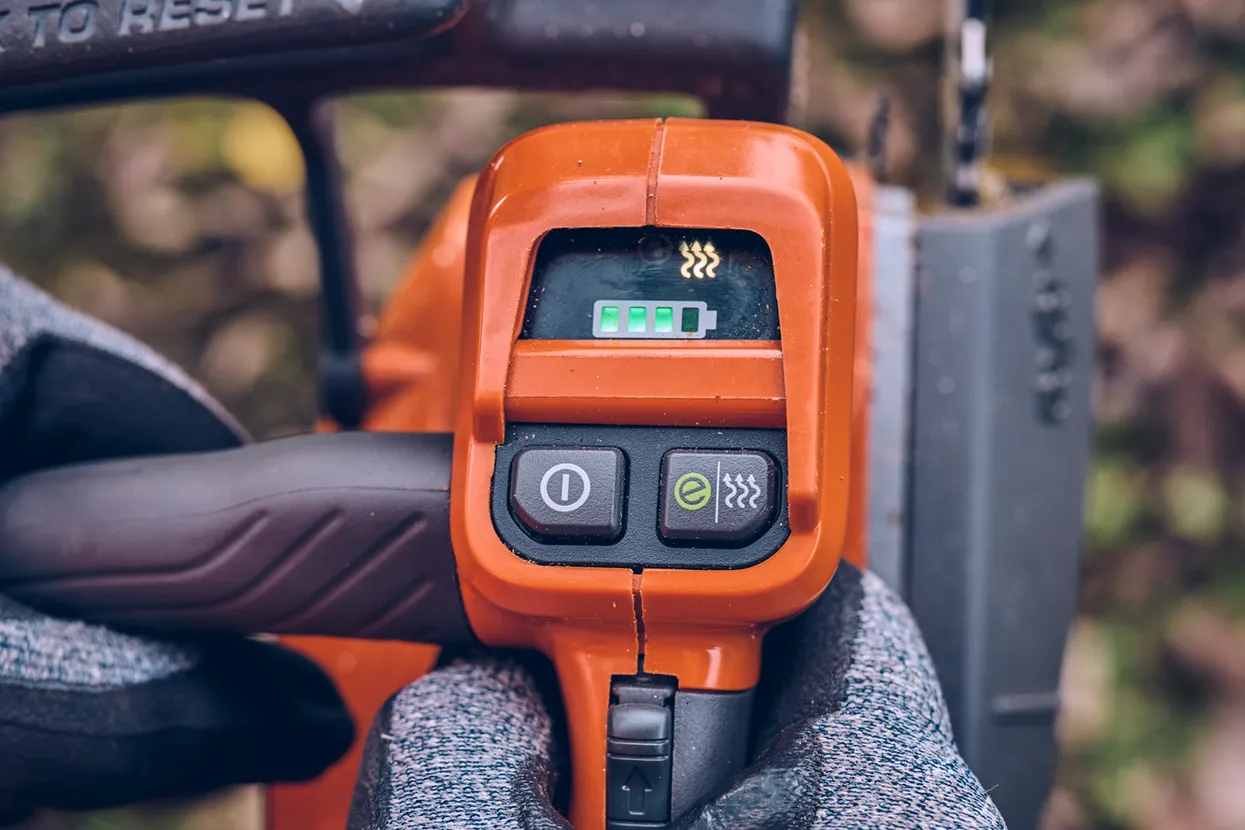 Equipped with heated top handle for your comfort