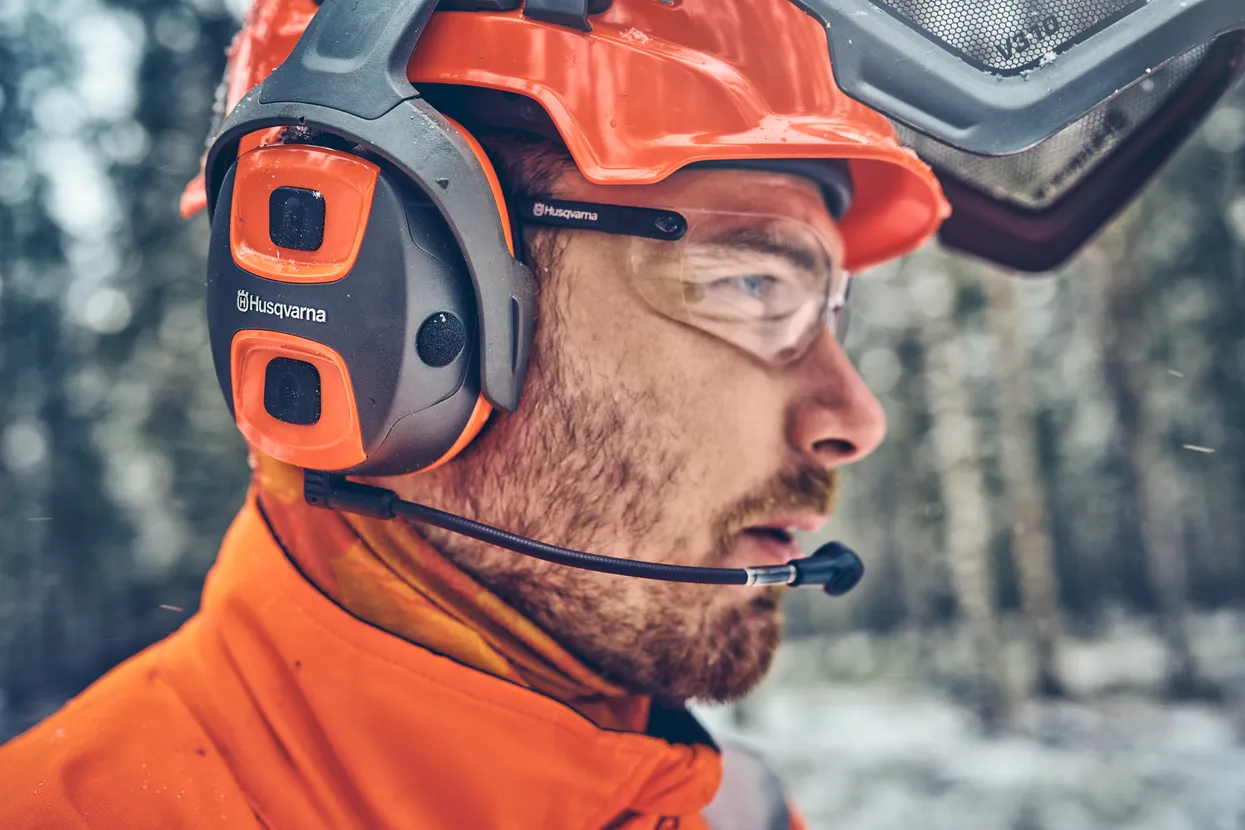 Enables clear voice communication without disturbing background noise