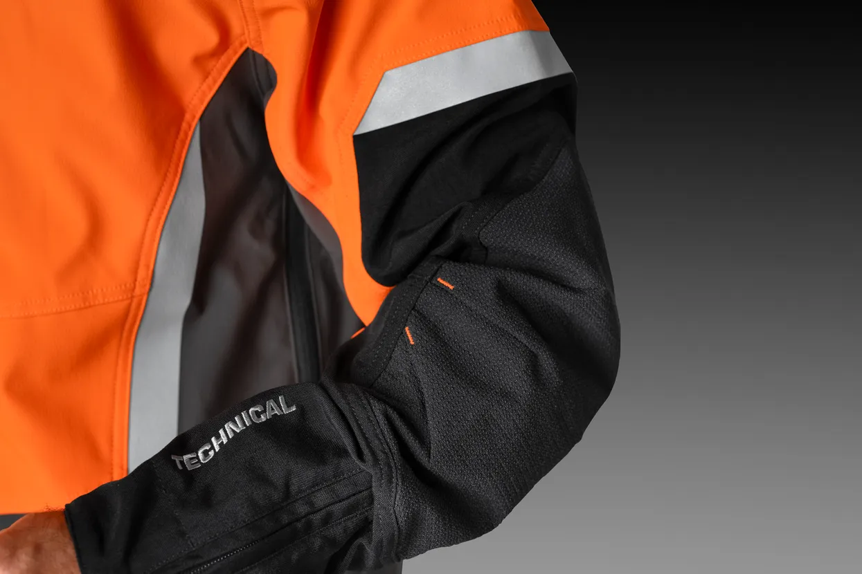 Jakna je ojačana s tkaninama Dyneema in Cordura, zato je izdelana za zahtevno uporabo.