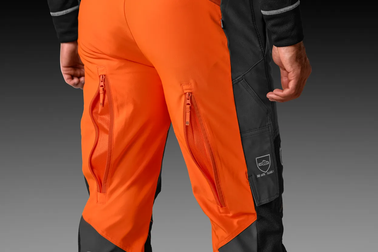 Mesh lining and zippers at the backside for maximum ventilation and comfort