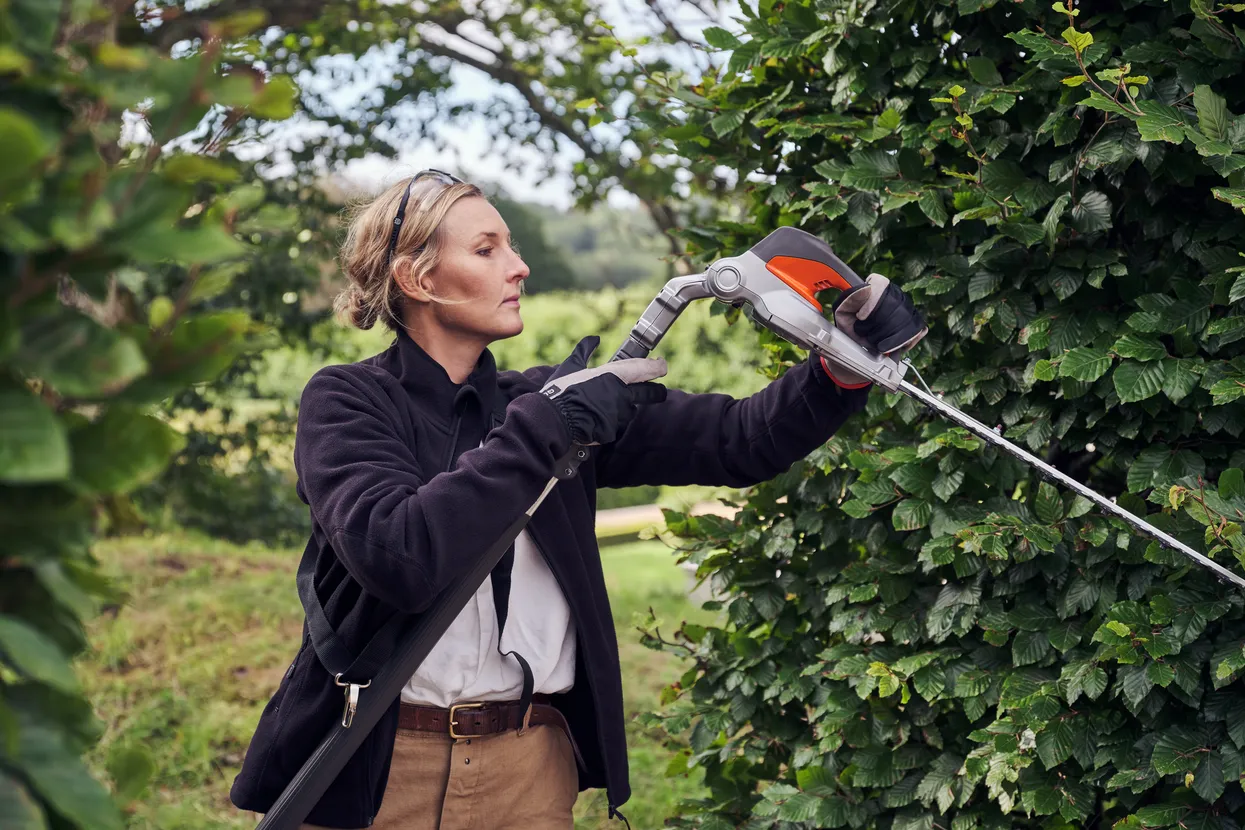 The angle adjustment enable cutting of both high and low hedges.