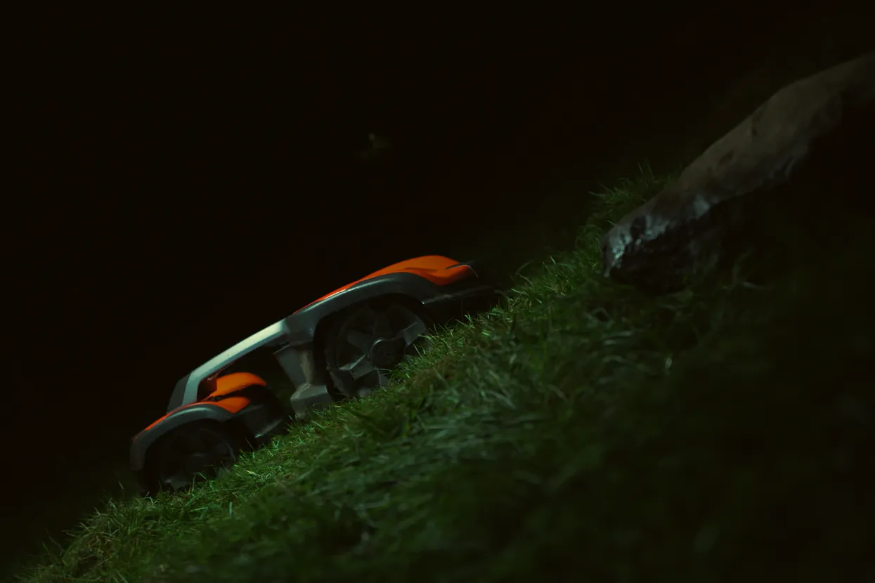 Modeli Automower® AWD optimizirajo nadzor vsakega posameznega kolesa in s tem omogočijo vrhunsko delovanje na najbolj zahtevnem terenu.