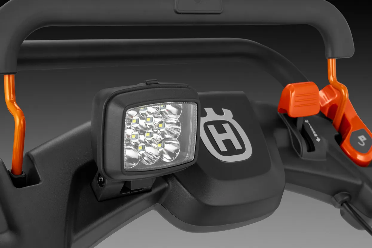 LED-žaromet zagotavlja dobro vidljivost v temi.