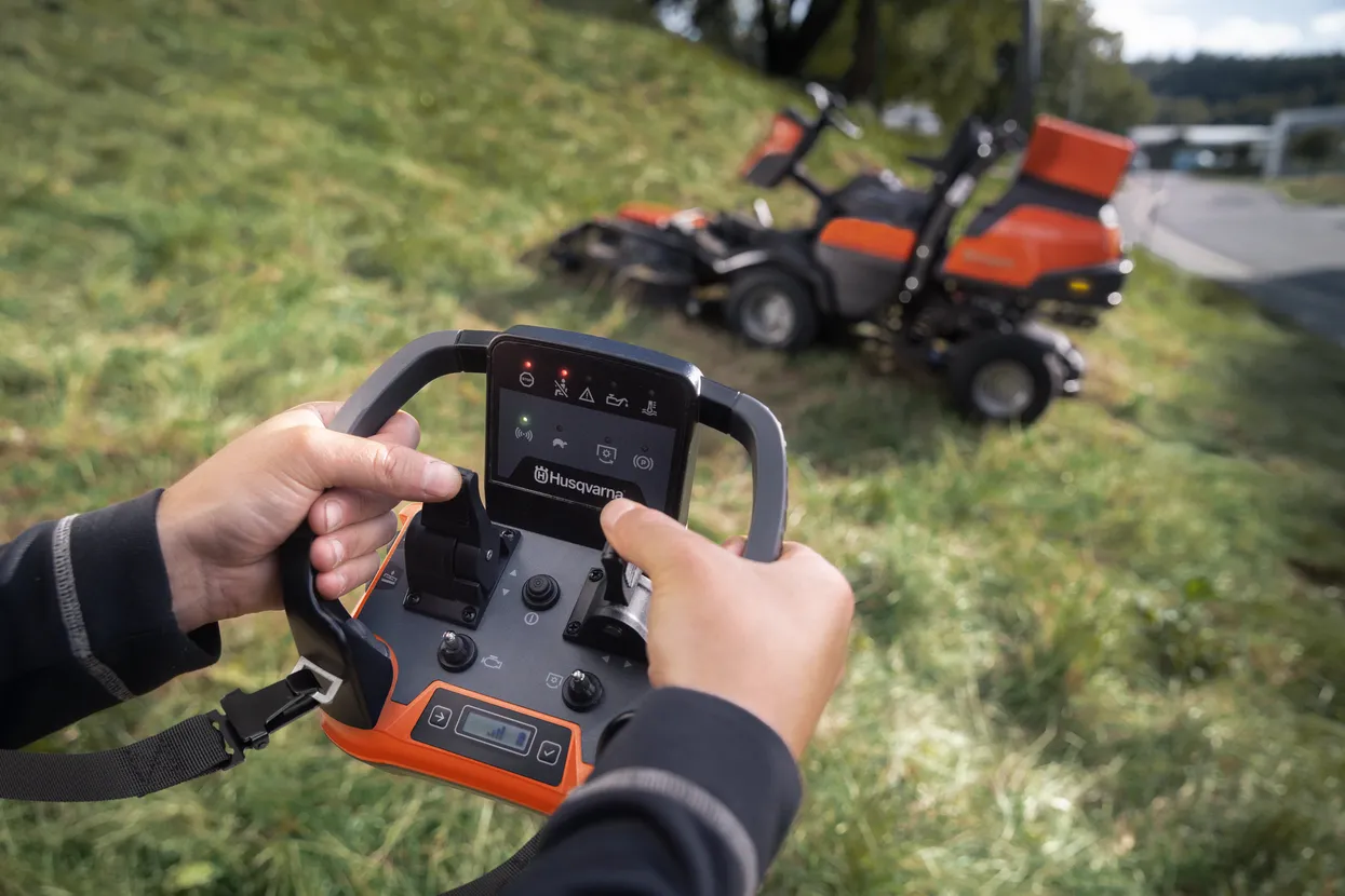 Through the included remote-control unit, the XR-model can manage mowing on difficult and sloped areas where seated operation is excluded.