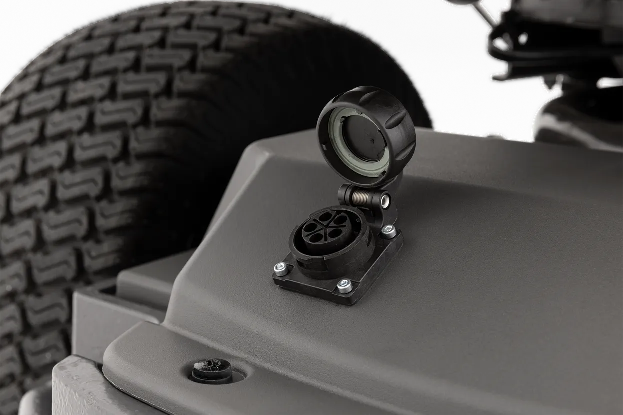 Electrical front- and rear outlets for power and control of attachments (available as separate accessory).