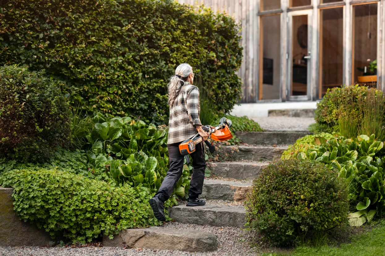 Velikost obrezovalnika je mogoče zmanjšati za največ 70 %, saj se ponaša s teleskopsko gredjo in zložljivim ukrivljenim ročajem.