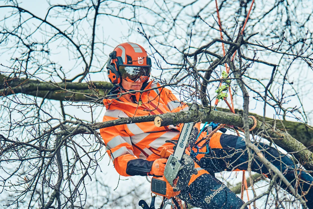 Protect your hearing from noise caused by petrol- or battery-driven equipment