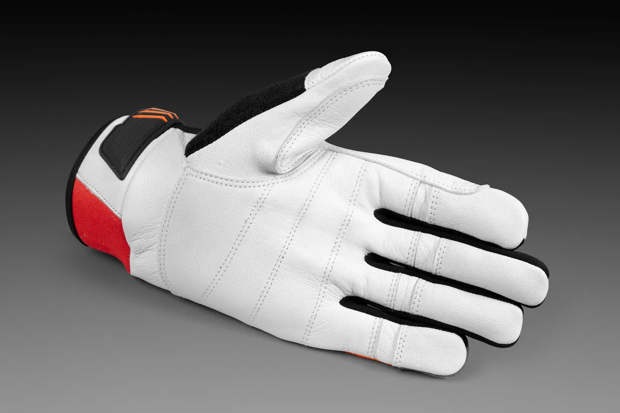Comfortable seams that follow the hand shape