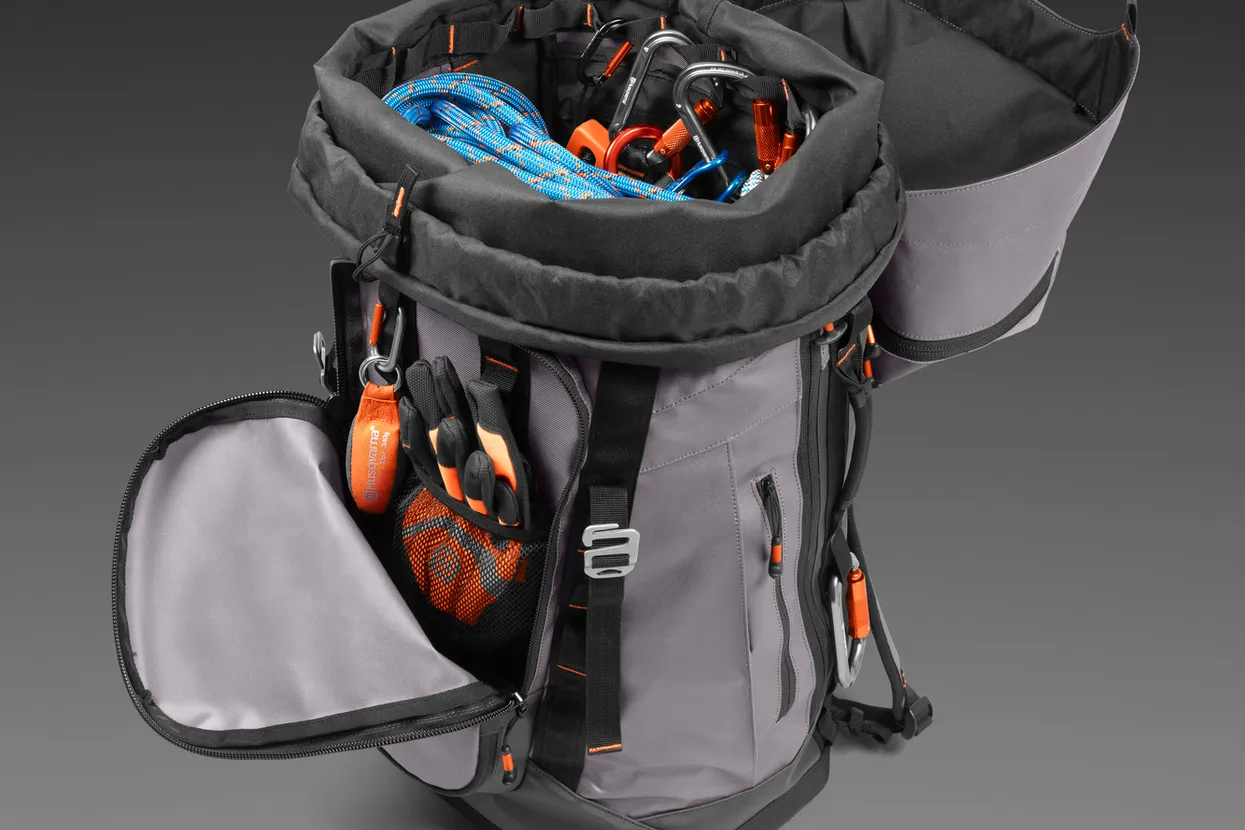 Gear bag with 70 L capacity.