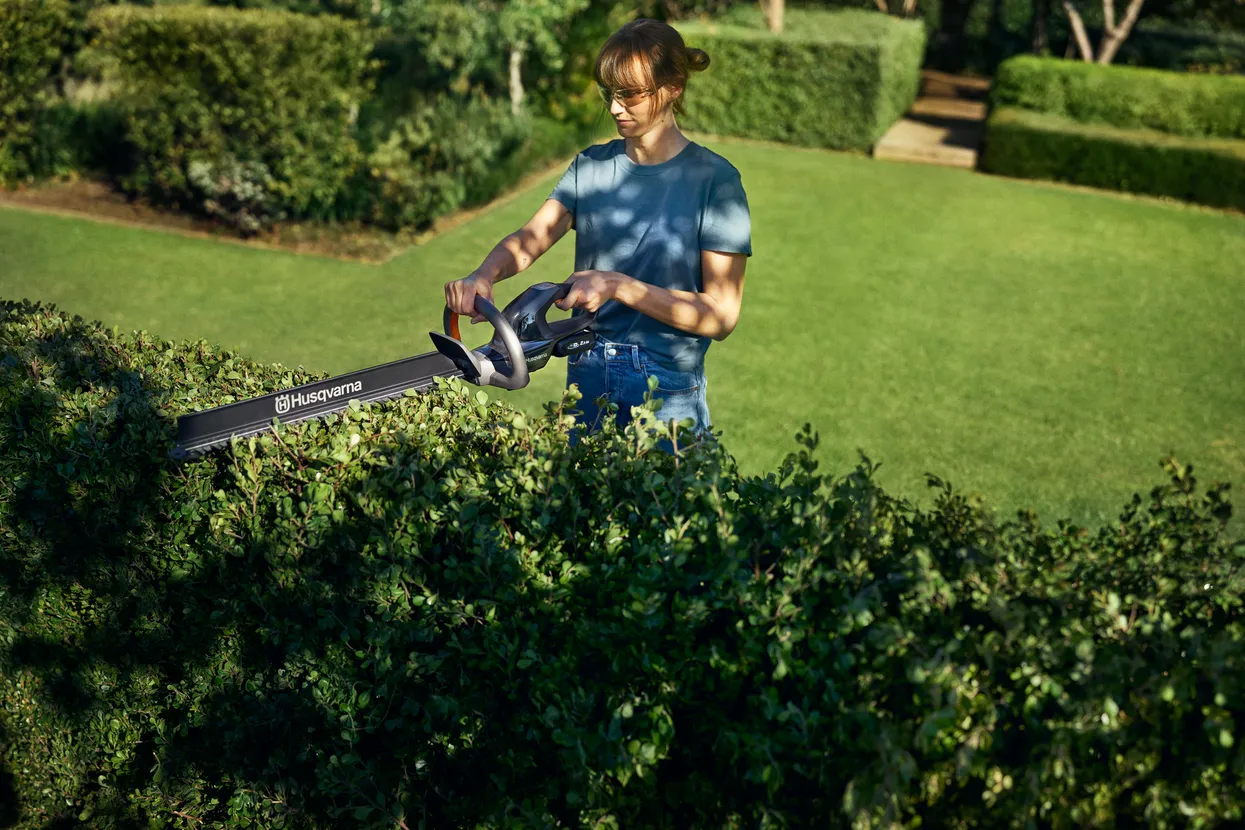 Kompaktnost in nizka teža izdelkov družine Husqvarna Aspire™ izboljšujeta okretnost.