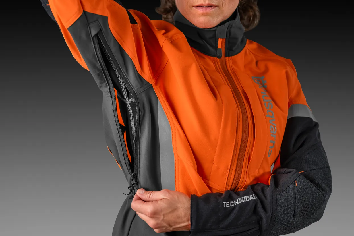 Mesh lining, ventilation openings at the yoke and in the armpits to adjust the airflow to your liking