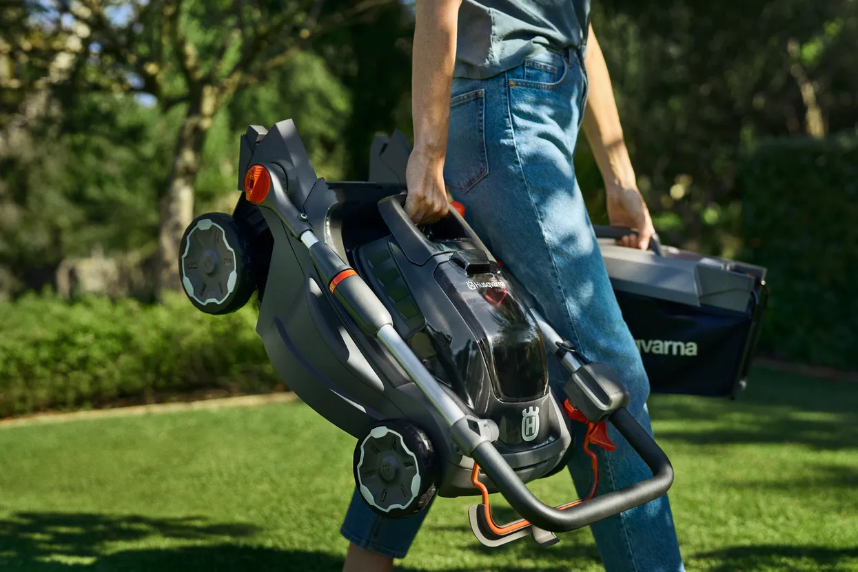 Kompaktnost in nizka teža izdelkov družine Husqvarna Aspire™ izboljšujeta okretnost.