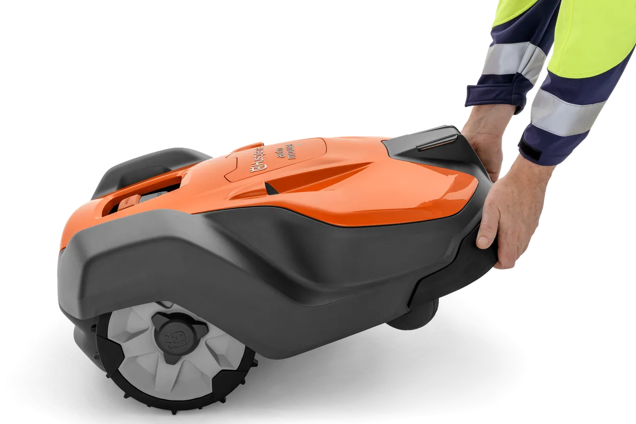 Opremljena je z več varnostnimi senzorji, vključno s samodejnim in takojšnjim izklopom funkcije rezanja, če se enota prevrne ali se dvigne s tal. Če kosilnica Automower® naleti na ovire, se ustavi ali spremeni smer, kar dodatno zagotavlja njeno funkcijo košnje.