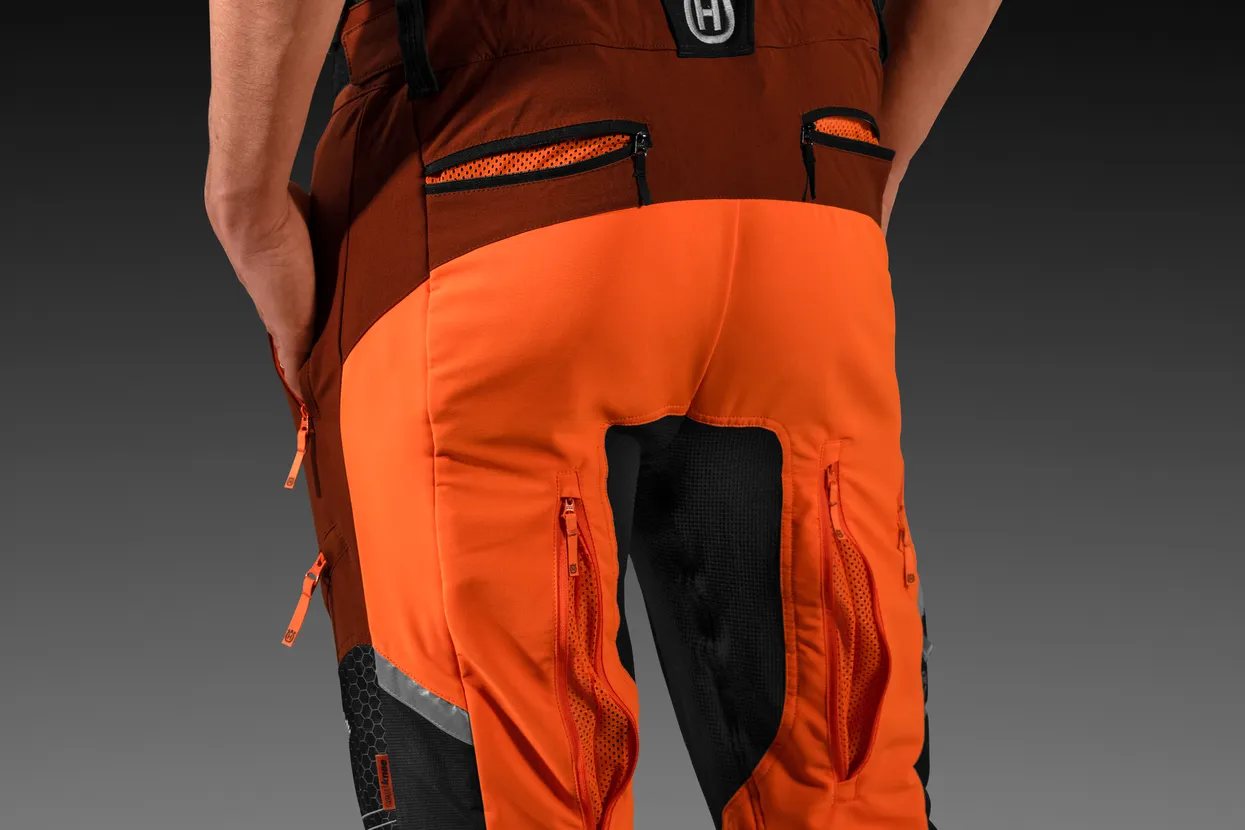 Mesh lining and zippers at the backside for maximum ventilation and comfort