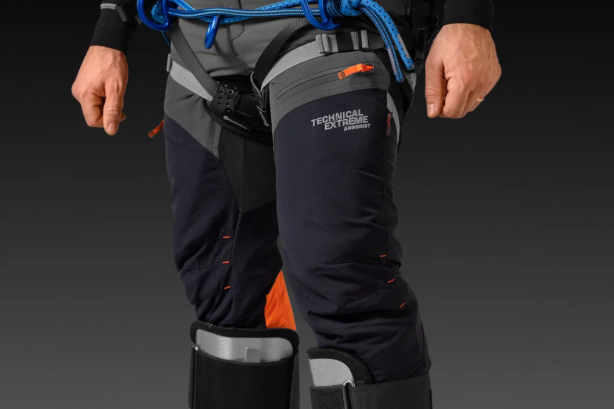 Inovativna zaščita pred žagami Husqvarna Tech-Climb, razreda 1, posebej zasnovana za uporabo s plezalno opremo.