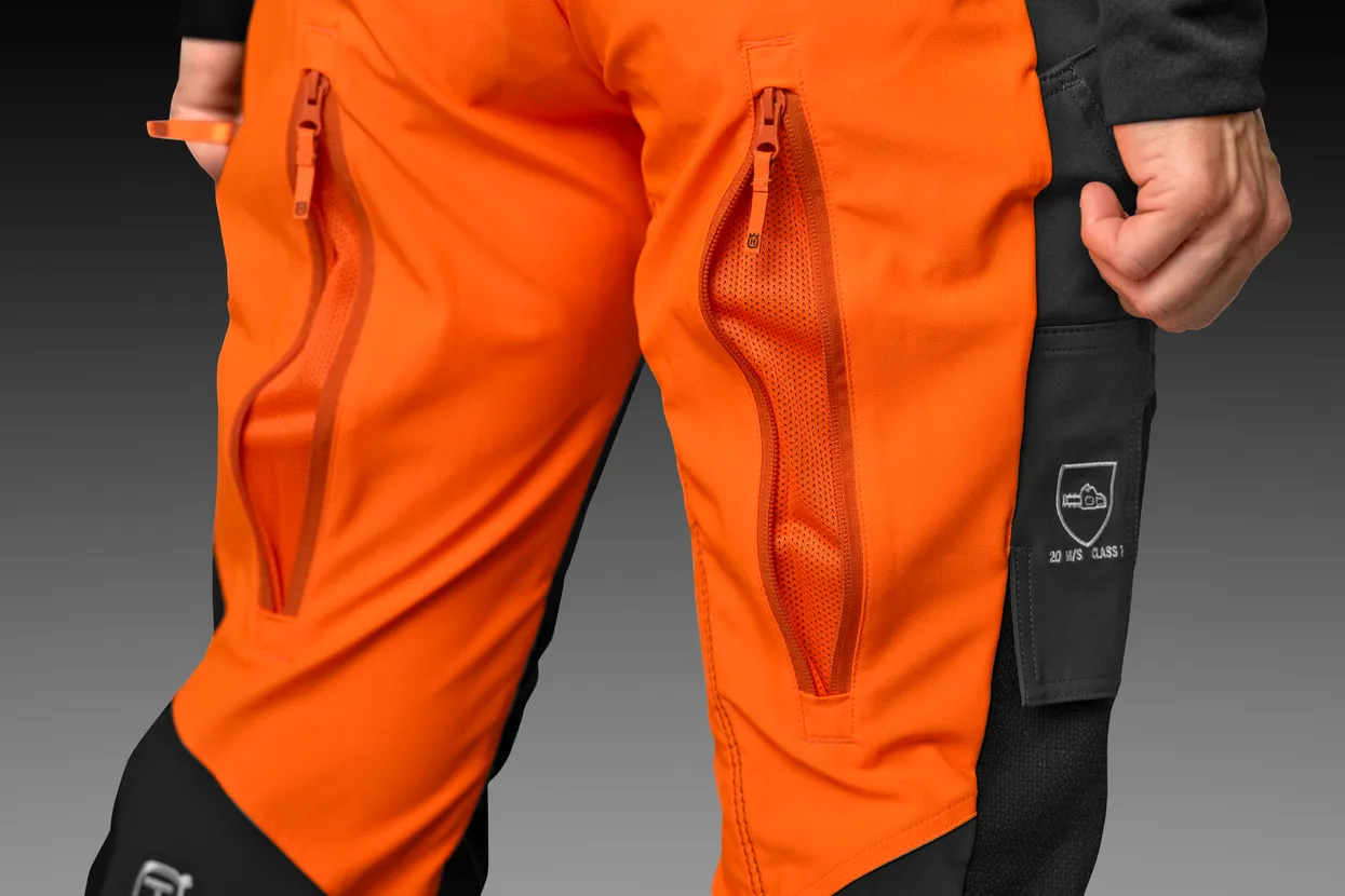 Mesh lining and zippers at the backside for maximum ventilation and comfort