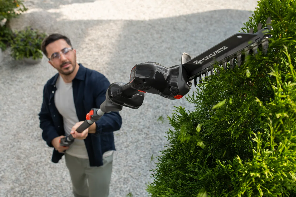 Adjustable telescopic shaft to extend your reach up to 3 meters.