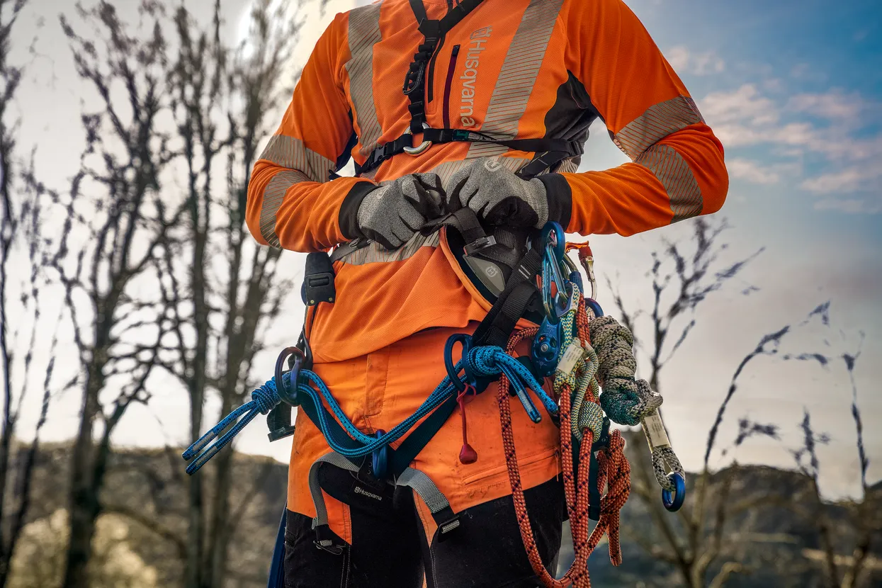 The elastic straps makes it easy to put on the harness correctly.