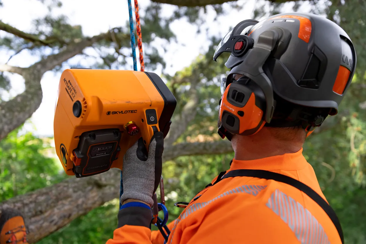 User-friendly controls: Thumb wheel for easy height adjustment.