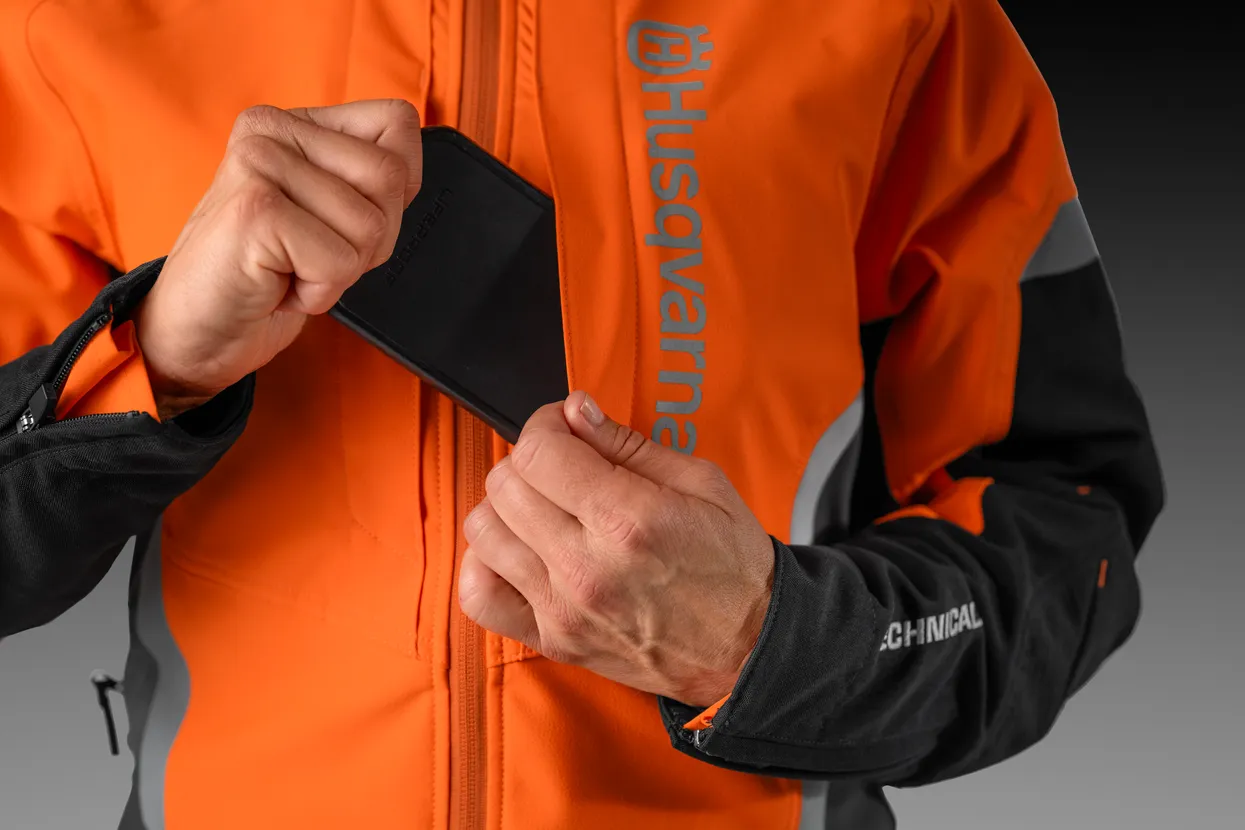 Sealed to prevent sawdust from entering and padded lining to protect your mobile phone from scratches and cold temperatures
