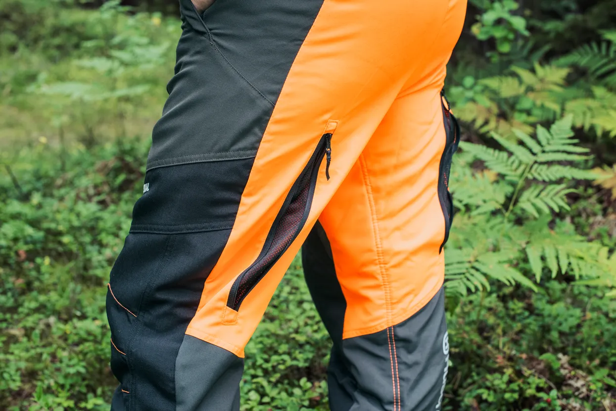 Ventilation zippers on back of legs
