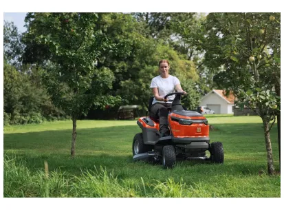 Akumulatorski vrtni traktor Husqvarna TS 100i slika