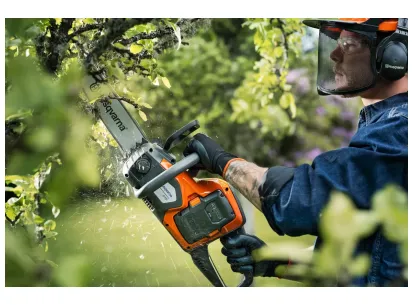 Husqvarna 215i z akumulatorjem in polnilnikom slika