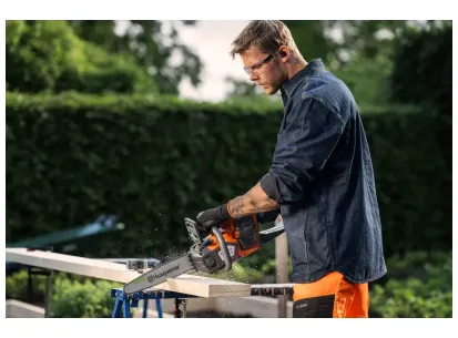 Husqvarna 215i z akumulatorjem in polnilnikom slika